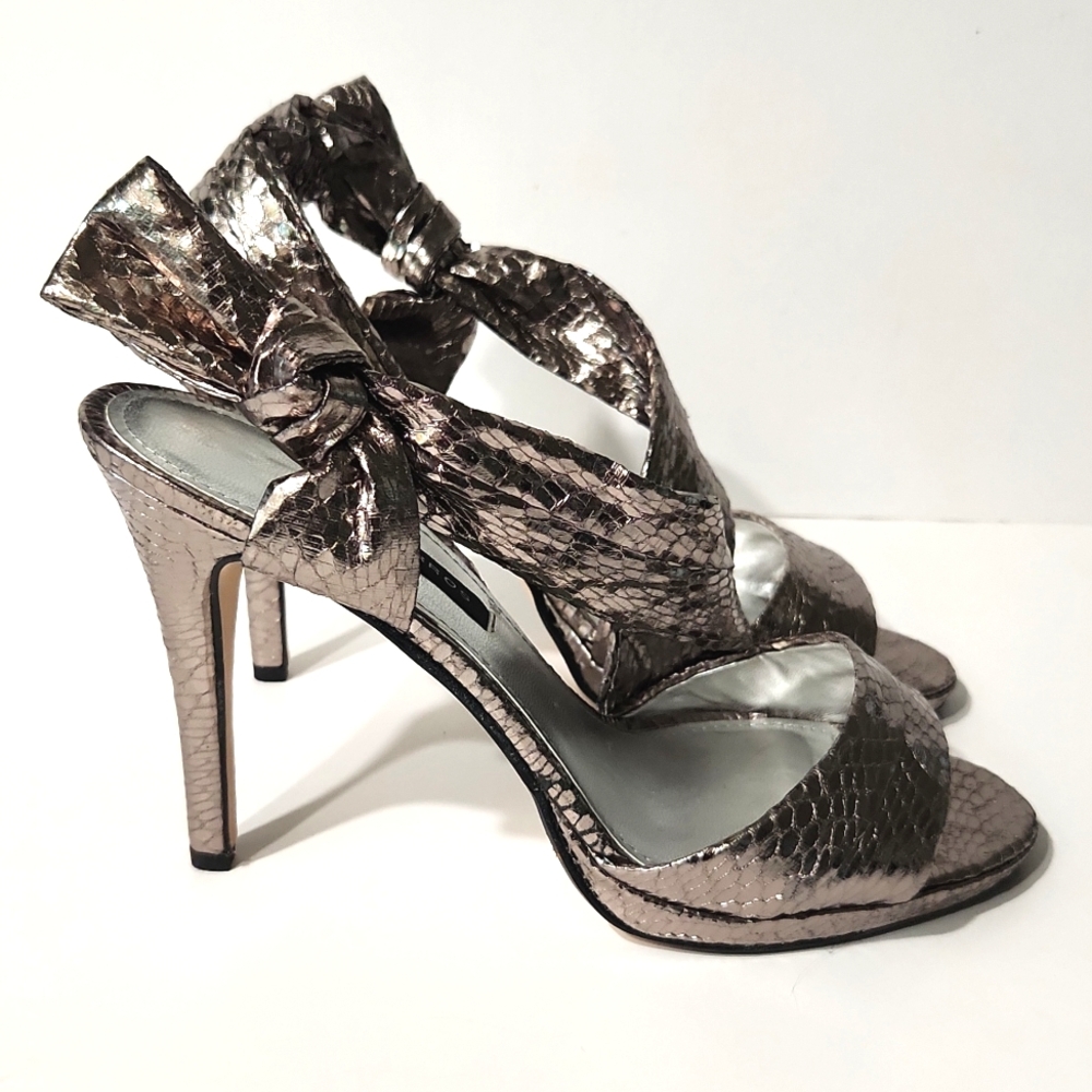 Caparros Precious Metallic Silver Snakeskin Side Knot Slingback Heels Size 9 EUC